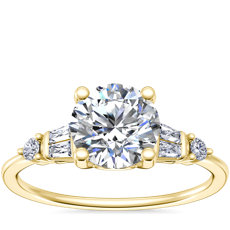 Anillo de compromiso de diamantes pequeños de talla baguette y redonda  en oro amarillo de 14 k (1/6 qt. total)